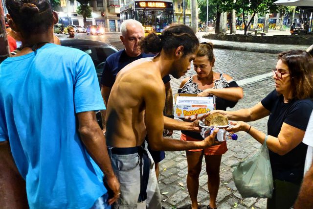 distribuicao-quentinhas-ong-e-por-amor-640x427